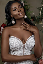 Load image into Gallery viewer, Stunning Full Figure Mermaid Wedding Dress Sweetheart Neckline Strapless With Lace And Beading - A Thrifty Bride Shop