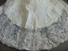 Load image into Gallery viewer, The Sales Rack-Sweetheart Vintage Mermaid Bridal Dress with Unique Lace Appliques And Curve Enhancing Illusion